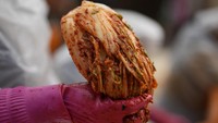 Kimchi seringnya disajikan sebagai lauk. Namun bisa juga dimasukkan ke dalam sup dan semur, dengan penelitian menunjukkan bahwa lebih dari 90 persen orang Korea Selatan makan kimchi setiap hari.  