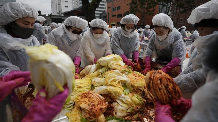 Buddhist monks and Buddhists make kimchi, a staple Korean side dish, at Jogye temple in Seoul, South Korea, Wednesday, Nov. 29, 2023. They will donate about 3,000 packets of kimchi to needy neighbors in preparation for the winter season. (AP Photo/Lee Jin-man)