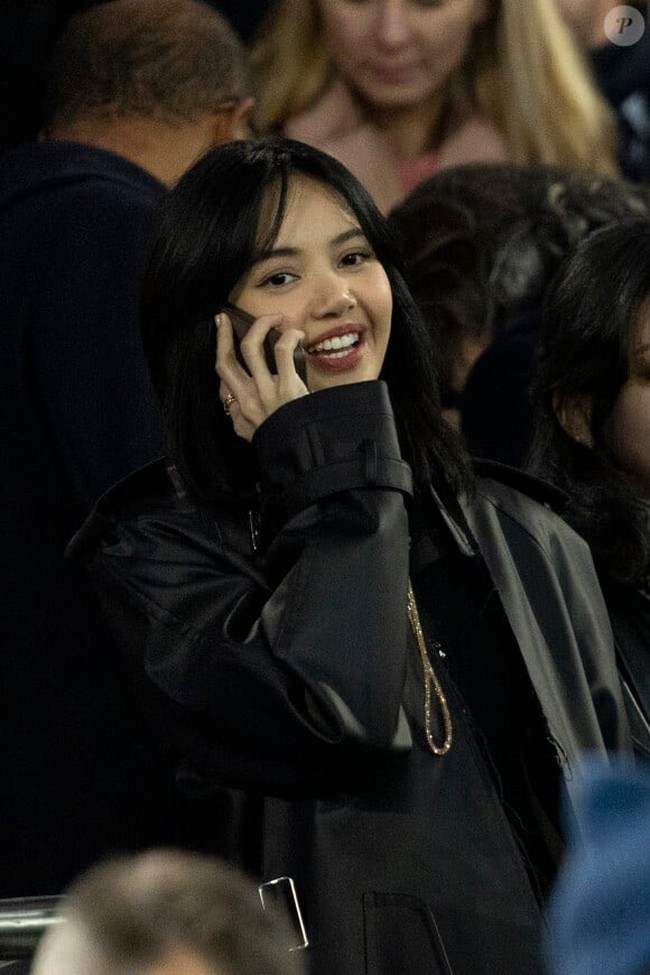 Momen Lisa BLACKPINK menonton pertandingan sepak bola sontak menjadi perbincangan di media sosial. Secara khusus, penggemar menyorot penampilannya yang lebih fresh dengan potongan rambut sebahu, tanpa poni rata. Foto: dok. twitter @UK_BLINKS