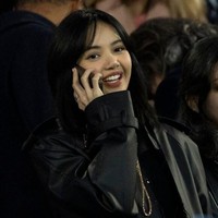 Momen Lisa BLACKPINK menonton pertandingan sepak bola sontak menjadi perbincangan di media sosial. Secara khusus, penggemar menyorot penampilannya yang lebih fresh dengan potongan rambut sebahu, tanpa poni rata. Foto: dok. twitter @UK_BLINKS