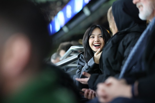 Pada Rabu (29/11/2023) dini hari WIB, Lisa BLACKPINK tertangkap kamera berada di stadion sepak bola Parc des Princes di Paris. Dia ternyata menonton pertandingan Liga Champions yang menampilkan permainan tim Paris-Saint Germain (PSG), yang imbang melawan Newcastle United. Foto: dok. twitter @psg_kr