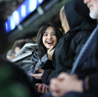 Pada Rabu (29/11/2023) dini hari WIB, Lisa BLACKPINK tertangkap kamera berada di stadion sepak bola Parc des Princes di Paris. Dia ternyata menonton pertandingan Liga Champions yang menampilkan permainan tim Paris-Saint Germain (PSG), yang imbang melawan Newcastle United. Foto: dok. twitter @psg_kr
