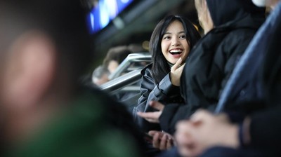 Foto: Lisa BLACKPINK Nonton Bola di Paris, Cantik Banget dengan Rambut Baru
