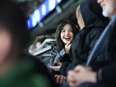 Foto: Lisa BLACKPINK Nonton Bola di Paris, Cantik Banget dengan Rambut Baru