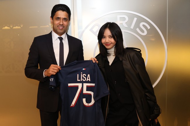 Perwakilan tim sepak bola Paris-Saint Germain pun memberikan hadiah istimewa untuk Lisa BLACKPINK. Pelantun ‘MONEY’ itu mendapatkan jersey hitam, bertuliskan namanya dan nomor punggung 75. Belum diketahui pasti arti dari nomor tersebut. Foto: dok. twitter @psg_kr