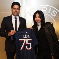Perwakilan tim sepak bola Paris-Saint Germain pun memberikan hadiah istimewa untuk Lisa BLACKPINK. Pelantun ‘MONEY’ itu mendapatkan jersey hitam, bertuliskan namanya dan nomor punggung 75. Belum diketahui pasti arti dari nomor tersebut. Foto: dok. twitter @psg_kr