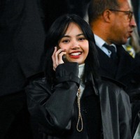 Sejumlah penggemar menyadari bahwa CEO TAG Heuer, Frederic Arnault yang digosipkan berpacaran dengan Lisa BLACKPINK juga menonton pertandingan tersebut. Dia duduk beberapa baris di belakang Lisa bersama dua saudara laki-lakinya. Lisa BLACKPINK pun diduga sudah membeli rumah karena sering pergi ke Paris. Foto: dok. twitter @UK_BLINKS