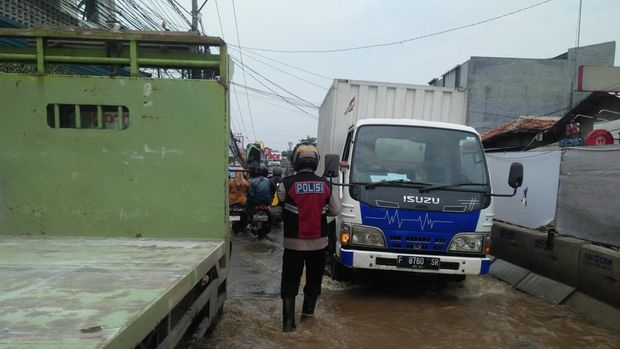 Luapan air dari Kali Licin mengakibatkan kawasan Pancoranmas, Depok, tergenang.