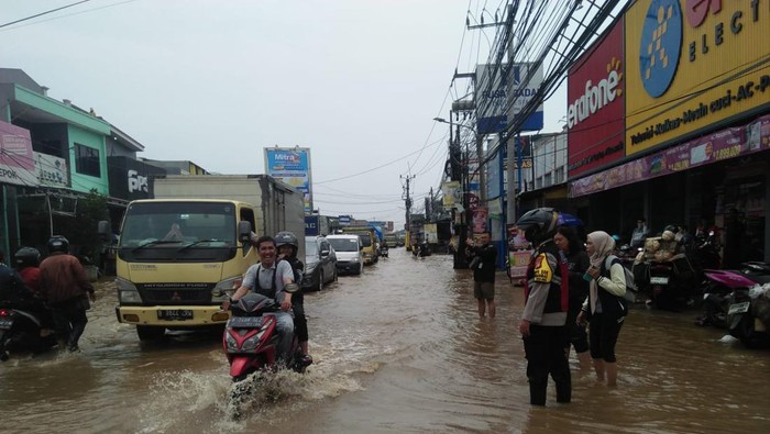 Luapan air dari Kali Licin mengakibatkan kawasan Pancoranmas, Depok, tergenang.