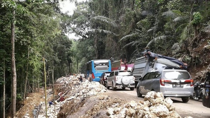 Macet di jalur Maros-Bone di wilayah Camba.