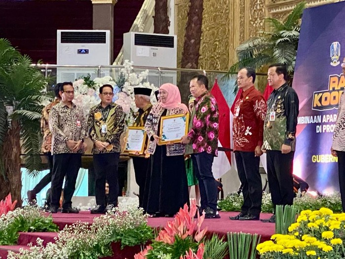 Bupati Jember Hendy Siswanto kembali mendapatkan penghargaan dari Pemerintah Provinsi Jatim. Penghargaan itu diterima Bupati Hendy dari Gubernur Jatim Khofifah Indar Parawansa atas seluruh prestasinya menjadikan desa di Jember menjadi desa maju dan mandiri.