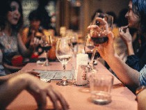 Bikin Boncos! 5 Tambahan Biaya Restoran yang Bikin Makanan Jadi Kemahalan