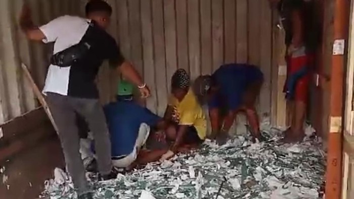 Tiga orang buruh tertimpa kaca setebal 40 centimeter saat melakukan bongkar muat di Pelabuhan Makassar, Sulawesi Selatan (Sulsel).