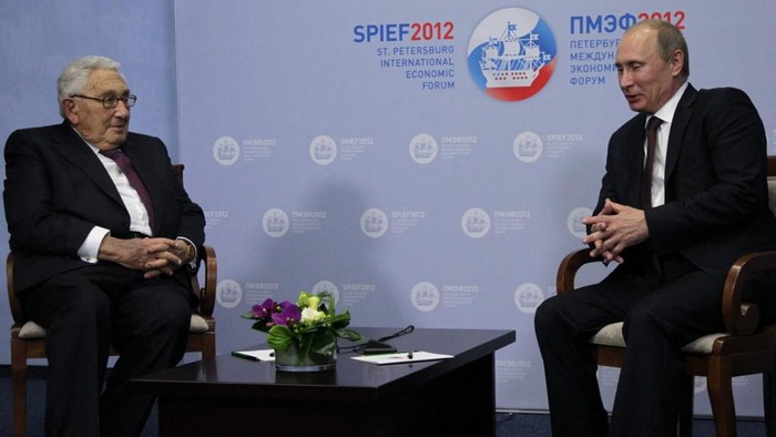 Russias President Vladimir Putin (R) and former US Secretary of State Henry Kissinger (R) meet during the annual Economic Forum in Saint-Petersburg, on June 21, 2012.AFP PHOTO / POOL / ANATOLY MALTSEV (Photo by ANATOLY MALTSEV / POOL / AFP)
