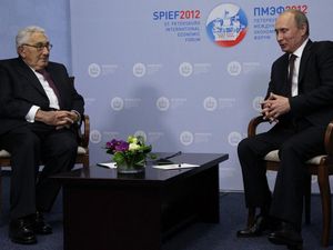 Putin Puji Mantan Menlu AS Henry Kissinger sebagai Negarawan Visioner