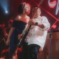 Ini aksi mereka ketika tampil di depan panggung. Dennis Talakua merupakan gitaris yang sering mengiringi penampilan Marion Jola. Foto: Instagram/@lalamarionmj