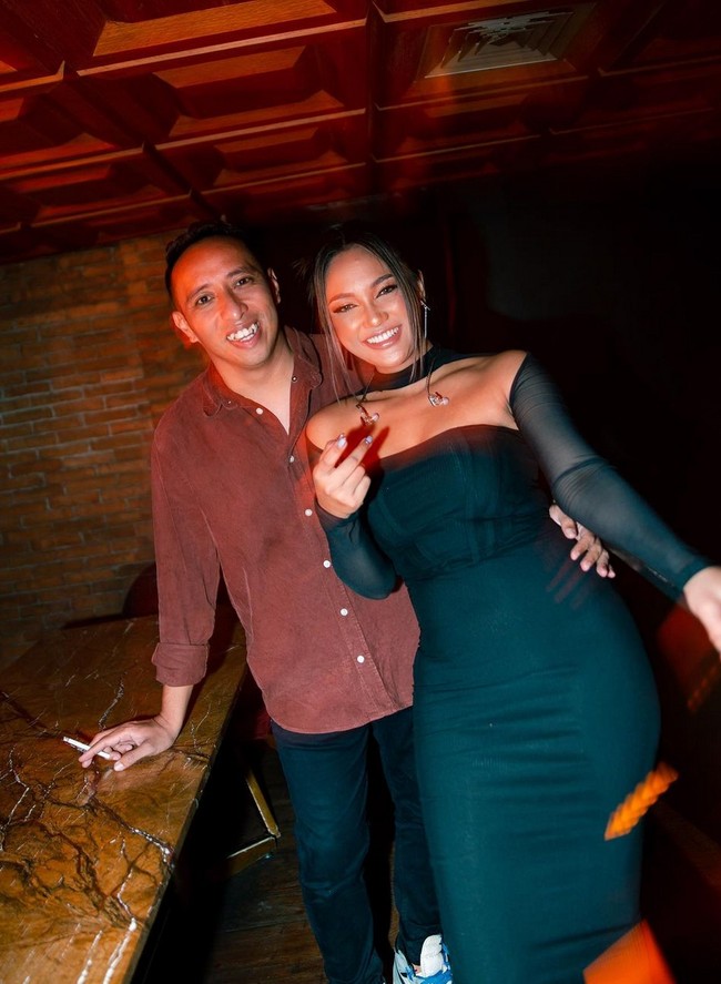 Marion Jola dikabarkan memadu kasih dengan Dennis Talakua sejak 2020. Asmara keduanya jadi sorotan karena perbedaan usia yang cukup jauh. Foto: Instagram/@lalamarionmj