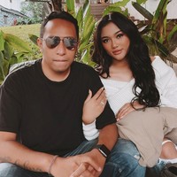 Pelantun lagu ‘So In Love’ ini kerap memperlihatkan kemesraan bersama Dennis di Instagram. Foto: Instagram/@lalamarionmj