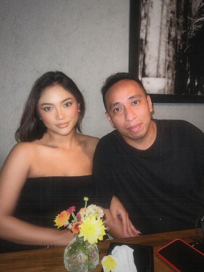 “Aku entah bagaimana tidak bisa menuliskan puisi sederhana untuk seseorang yang sangat aku sayangi. Yang bisa kukatakan hanya engkaulah Soneta 40-ku. Ulang tahun lagi untuk dirayakan bersama! Tuhan Yesus sayang kamu selalu 💙,” tulis Marion Jola. Foto: Instagram/@lalamarionmj