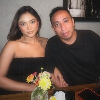 “Aku entah bagaimana tidak bisa menuliskan puisi sederhana untuk seseorang yang sangat aku sayangi. Yang bisa kukatakan hanya engkaulah Soneta 40-ku. Ulang tahun lagi untuk dirayakan bersama! Tuhan Yesus sayang kamu selalu 💙,” tulis Marion Jola. Foto: Instagram/@lalamarionmj