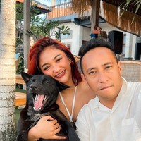 Marion Jola tak sungkan mengungkapkan rasa cintanya di Instagram. Beberapa kali dia menuliskan kata-kata romantis untuk kekasihnya itu. Foto: Instagram/@lalamarionmj