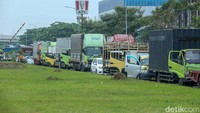 Demo yang dilakukan massa aksi buruh membuat beberapa titik di Kawasan MM2100 lumpuh. 