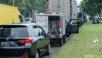 Kendaraan pabrik yang biasa beroperasi nampak terparkir di jalan, hal tersebut imbas ditutupnya akses jalan oleh buruh. 
