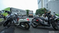 Mereka menggunakan motor untuk menutup jalan. 
