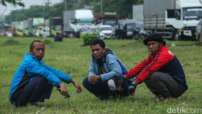 Massa Buruh Blokir Jalan di Kawasan MM2100 Cikarang Massa buruh memblokir Jalan Kalimantan, Cikarang Barat, Kabupaten Bekasi, Kamis (30/11/2023). Akibatnya kawasan MM2100 Cikarang macet parah.