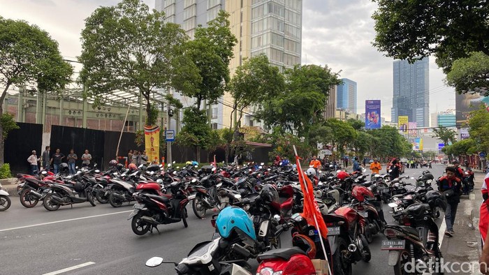 Massa buruh demo penetapan UMK Jatim 2024 sempat blokade Jalan Basuki Rahmat.