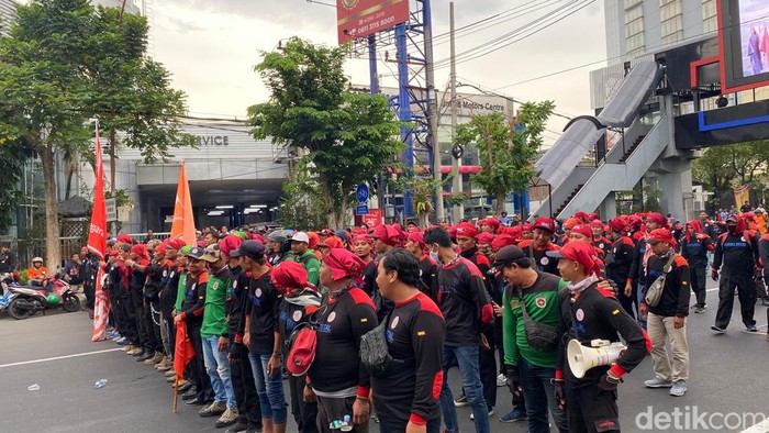 Massa buruh demo penetapan UMK Jatim 2024 sempat blokade Jalan Basuki Rahmat.