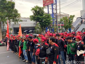 Aksi Buruh Parkir Motor Blokade Jalan Basuki Rahmat, Polisi Rekayasa Lalin