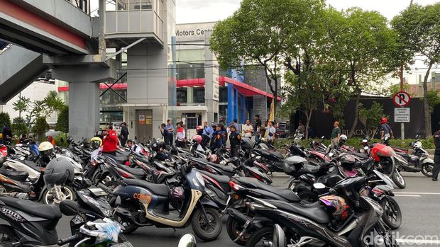 Massa buruh demo penetapan UMK Jatim 2024 sempat blokade Jalan Basuki Rahmat.