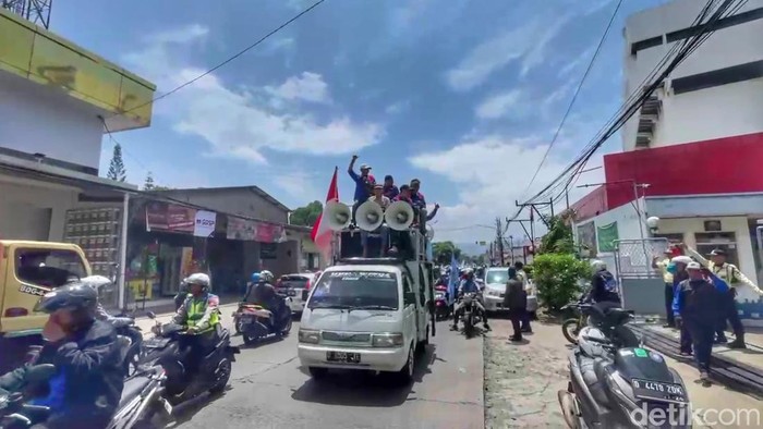 Massa buruh di Kabupaten Bandung saat konvoi.
