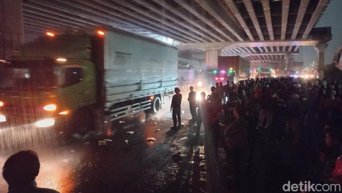 Massa buruh di kawasan industri MM2100 Bekasi membubarkan diri, Kamis (30/11/2023) malam. Lalu lintas kembali dibuka.