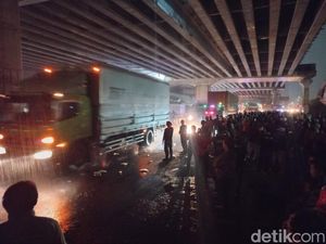 Masih Bertahan, Buruh Buka Satu Jalur Arah Tol di Kawasan Industri