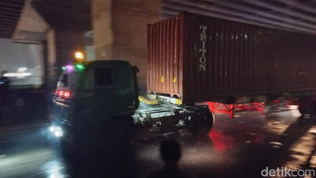 Massa buruh di kawasan industri MM2100 Bekasi membubarkan diri, Kamis (30/11/2023) malam. Lalu lintas kembali dibuka.