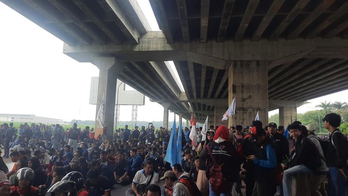 Massa Buruh Mulai Berdatangan, Lalin Arah Kawasan Industri MM2100 Dialihkan