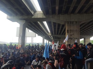 Massa Buruh Mulai Berdatangan, Lalin Arah Kawasan Industri MM2100 Dialihkan