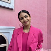 Maudy AyundaMaudy Ayunda dikenal sebagai aktris yang tak hanya berprestasi dalam bidang hiburan tapi juga akademis. Ia telah sukses menyelesaikan studi S2 di Universitas Stanford dengan dua gelar sekaligus yakni Master of Business Administration (MBA) dan Master of Arts (MA) dengan beasiswa LDPD. Belakangan, wanita yang pernah jadi Jubir Presidensi G20 itu pun mengembangkan sayapnya dengan merilis brand skincare.Foto: Pingkan Anggarini/ detikHOT