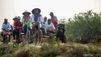 Perjalanan menuju kebun milik Fidayat ditempuh hanya 15 menit saja menggunakan motor. Namun di antara mereka ada juga yang menaiki sepeda bahkan uniknya menaiki gerobak traktor agar bisa menampung banyak petani. Setibanya di lokasi panen cabai, makanan perbekalan yang dibawa dalam gerobak traktor dibuka dan disajikan kepada bapak-bapak dan ibu-ibu yang akan memanen cabai.