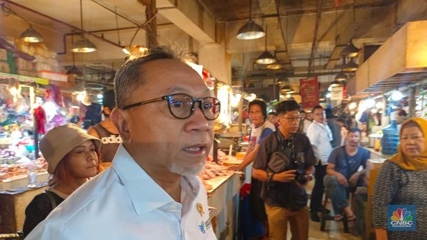Mendag Zulhas sidak ke Pasar Senen Jakarta Pusat, Kamis (30/11/2023). (CNBC Indonesia/Martyasari Rizky)