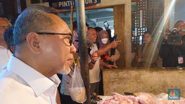 Mendag Zulhas sidak ke Pasar Senen Jakarta Pusat, Kamis (30/11/2023). (CNBC Indonesia/Martyasari Rizky)