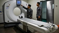 Kolonel Laut (P) Bayu Dwi bersama personel TNI AL menunjukkan mesin Computed Tomography Scan di dalam kapal KRI Radjiman Wedyodiningrat-992.