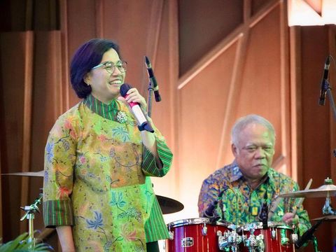 Menteri Keuangan Sri Mulyani ditantang bernyanyi oleh Menteri PUPR Basuki Hadimuljono yang mengiringi dengan bermain alat musik Drum. (Instagram @smindrawati)