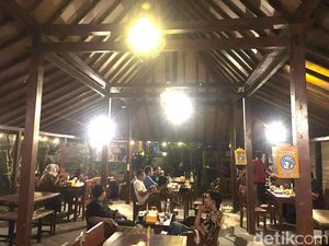 Nuansa Tradisional Warung Ardiasih Kota Batu yang Bikin Rindu