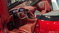 MG Cyberster mengusung desain khas mobil coupe dengan kap mesin panjang dan bagian ekor yang agak pendek. Selain itu, dimensinya dirancang rendah dengan lekukan tubuh seperti kendaraan-kendaraan Eropa. Mobil itu juga mengingatkan kita dengan produk MG lawas di era 1970-an. Foto: Septian Farhan Nurhuda / detikcom