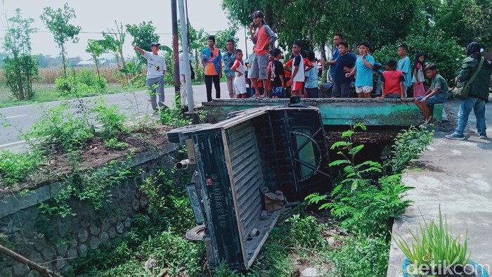 Mobil pikap masuk ke sungai di Desa Sajen, Kecamatan Trucuk, Klaten, Kamis (30/11/2023).