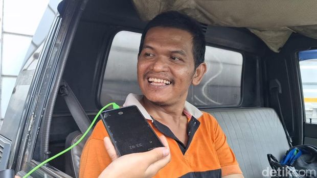 Mulyadi, warga yang terjebak macet imbas demo buruh di Cikarang (Annisa Aulia Rahman/detikcom)