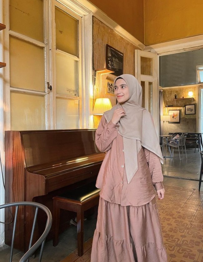 Nadya menjelaskan hal yang tak pernah ia lupakan ketika mendapatkan kesempatan untuk kembali ke panti asuhan, ketika bulan Ramadan tiba. Ketika bulan puasa itu kan setiap hari ada yang mengundang dari donatur, ada undangan juga pulang di kasih angpau dan bingkisan. Kebetulan Ramadhan itu sangat ditunggu-tunggu untuk anak panti akan pulang kampung, kita pulang satu tahun sekali, ungkapnya.  Foto: Dok. Instagram @nadyamustikarahayu.